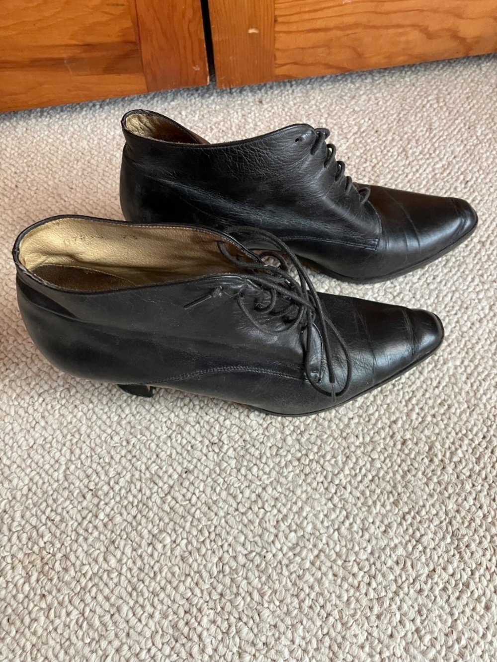 Kenneth Cole 7 1/2 M pointed toe laced boots 2 1/4” heel